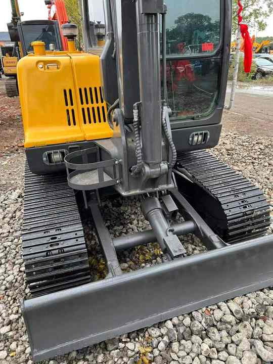 China Brand Used Volvo EC60D Mini Excavator 6ton Crawler Earth Digger Machine for Sale - Bager guseničar: slika 5 China Brand Used Volvo EC60D Mini Excavator 6ton Crawler Earth Digger Machine for Sale - Bager guseničar: slika 5