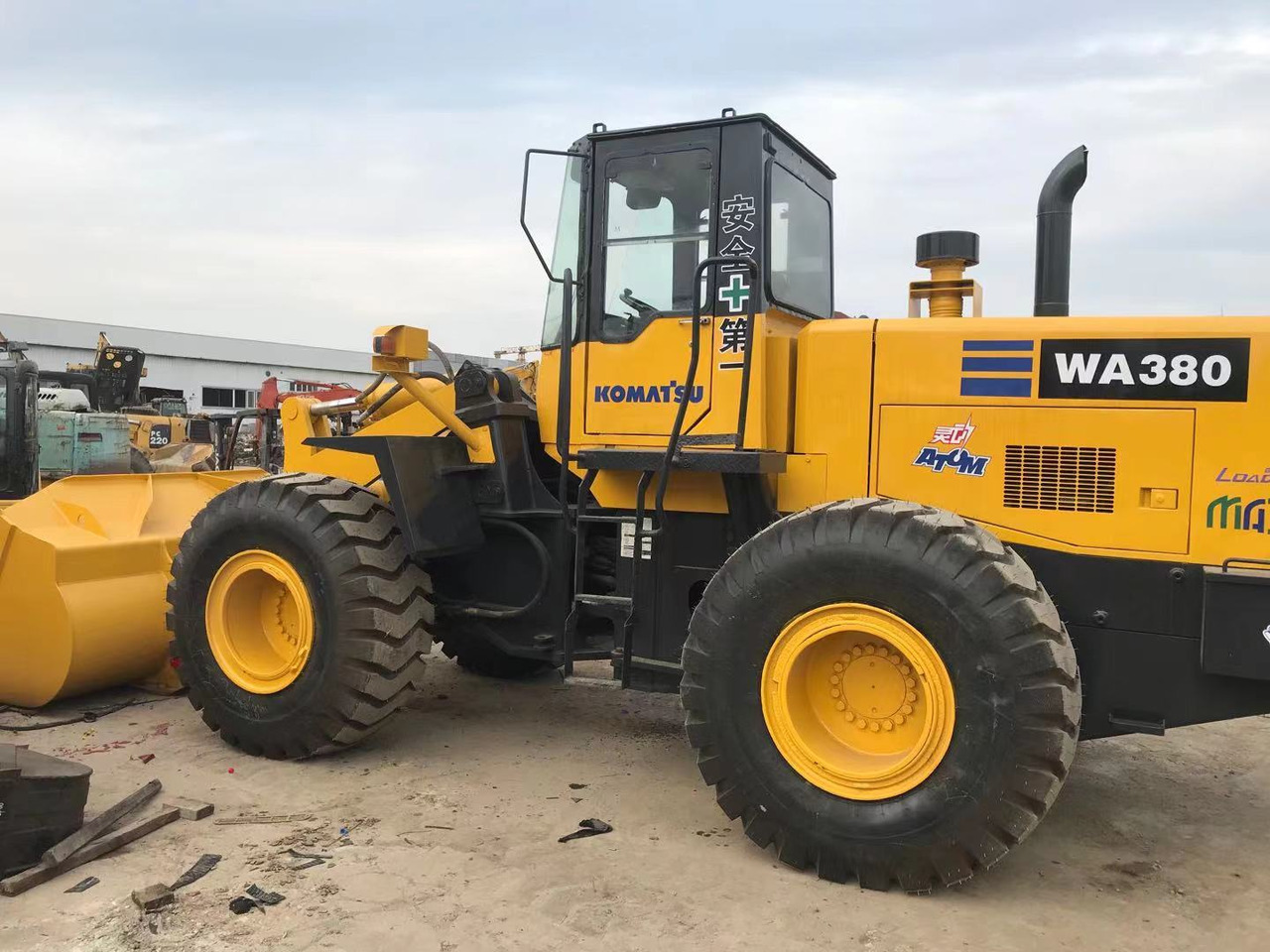 BACKHOE LOADER Certified Pre-Owned Komatsu WA380-3 | Heavy-Duty Loader for Mining/ Construction - Price Negotiable! - Građevinska mašina: slika 1 BACKHOE LOADER Certified Pre-Owned Komatsu WA380-3 | Heavy-Duty Loader for Mining/ Construction - Price Negotiable! - Građevinska mašina: slika 1