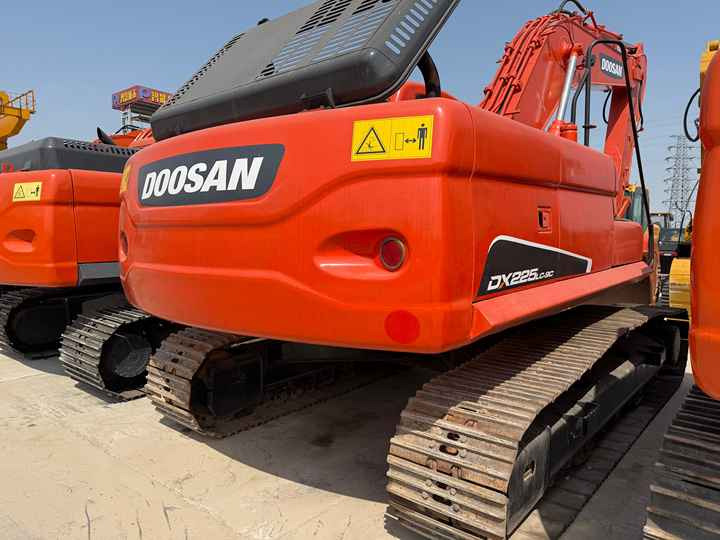 Heavy-Duty Doosan DX225LC-9C Excavator for Mining & Construction - Well-Maintained, Warranty Included - Bager guseničar: slika 4 Heavy-Duty Doosan DX225LC-9C Excavator for Mining & Construction - Well-Maintained, Warranty Included - Bager guseničar: slika 4