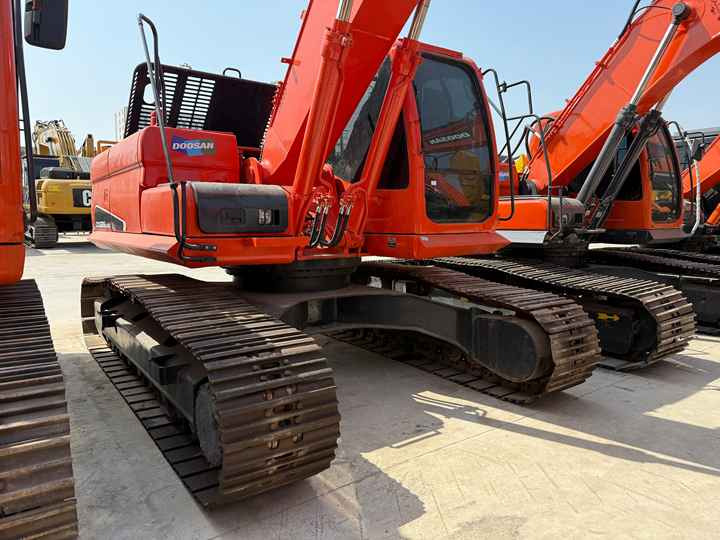 Heavy-Duty Doosan DX225LC-9C Excavator for Mining & Construction - Well-Maintained, Warranty Included - Bager guseničar: slika 3 Heavy-Duty Doosan DX225LC-9C Excavator for Mining & Construction - Well-Maintained, Warranty Included - Bager guseničar: slika 3