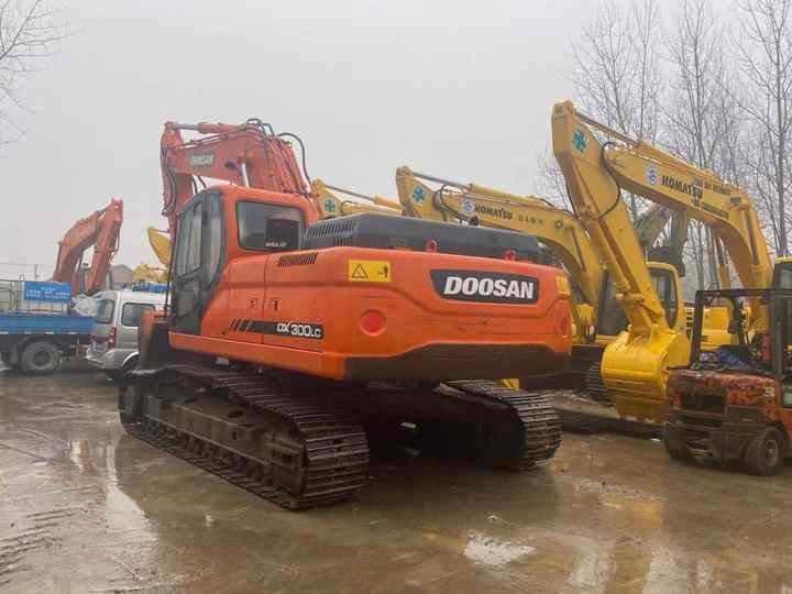 High Quality Doosan Big Size Excavator , Doosan 30ton Dx300lc Digging Machine , Doosan Excavator for Sale - Bager: slika 4 High Quality Doosan Big Size Excavator , Doosan 30ton Dx300lc Digging Machine , Doosan Excavator for Sale - Bager: slika 4