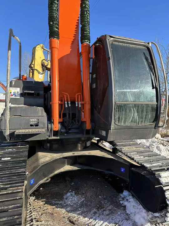 Original Japan Hitachi ZX200-3 Excavator Hitachi Excavator in Low Price for Hot Sale - Bager guseničar: slika 5 Original Japan Hitachi ZX200-3 Excavator Hitachi Excavator in Low Price for Hot Sale - Bager guseničar: slika 5