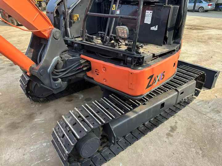 Original Japan Hitachi ZX30 Excavator Hitachi Excavator in Low Price for Hot Sale - Bager guseničar: slika 5 Original Japan Hitachi ZX30 Excavator Hitachi Excavator in Low Price for Hot Sale - Bager guseničar: slika 5