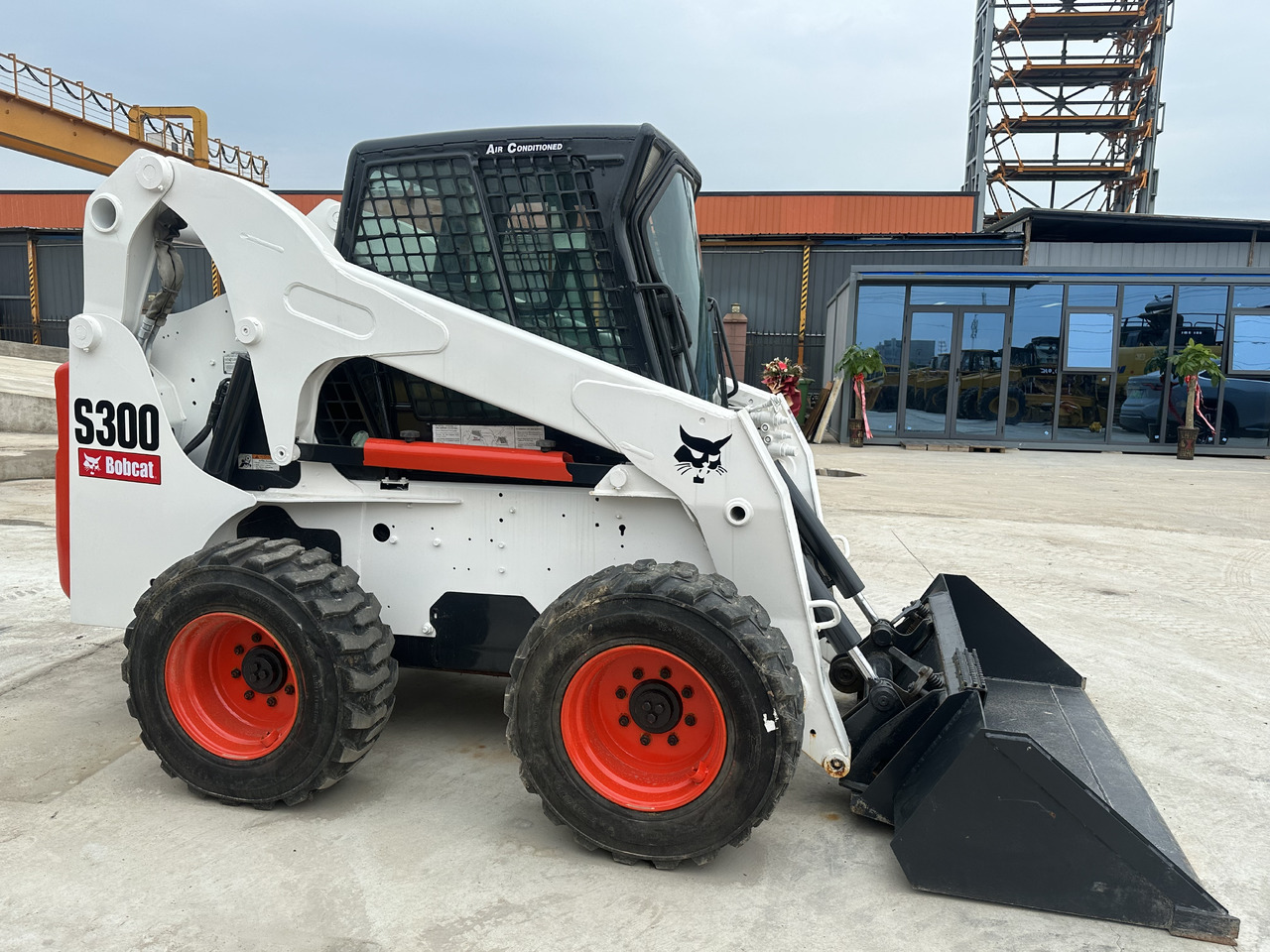 Second hand Hot sale skid-steers Bobcat S300 - Mini utovarivač: slika 4 Second hand Hot sale skid-steers Bobcat S300 - Mini utovarivač: slika 4