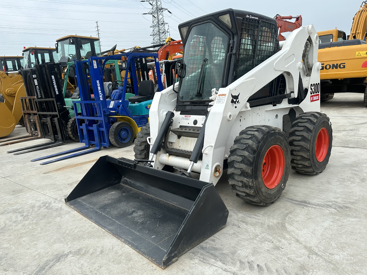 Second hand Hot sale skid-steers Bobcat S300 - Mini utovarivač: slika 1 Second hand Hot sale skid-steers Bobcat S300 - Mini utovarivač: slika 1