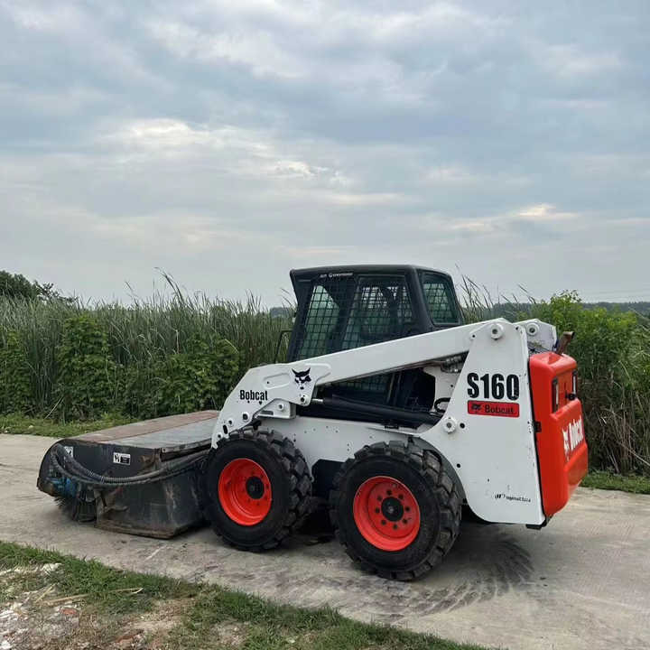 USED BOBCAT S160 Skid-steer Loader Bobcat S160 Carry Sweeper with Very Good Performance Is for Sale at a Low Price. - Mini utovarivač: slika 1 USED BOBCAT S160 Skid-steer Loader Bobcat S160 Carry Sweeper with Very Good Performance Is for Sale at a Low Price. - Mini utovarivač: slika 1