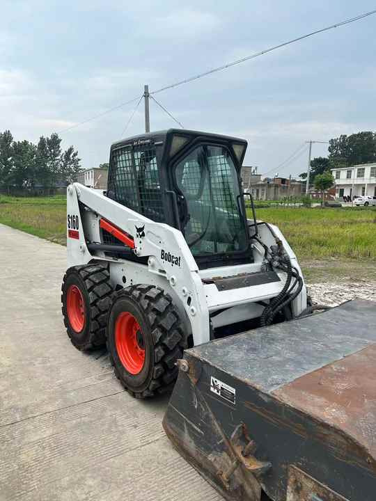 USED BOBCAT S160 Skid-steer Loader Bobcat S160 Carry Sweeper with Very Good Performance Is for Sale at a Low Price. - Mini utovarivač: slika 2 USED BOBCAT S160 Skid-steer Loader Bobcat S160 Carry Sweeper with Very Good Performance Is for Sale at a Low Price. - Mini utovarivač: slika 2
