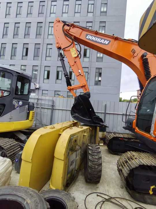 Used Digger DOOSAN DX140 Construction Machinery Construction Digger Used DOOSAN DX140 Cheap Excavator - Bager guseničar: slika 5 Used Digger DOOSAN DX140 Construction Machinery Construction Digger Used DOOSAN DX140 Cheap Excavator - Bager guseničar: slika 5