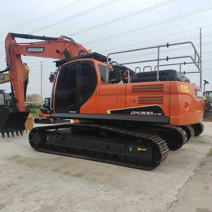 Used Digger DOOSAN DX300 Construction Machinery Construction Digger Used DOOSAN DX300 Cheap Excavator - Bager guseničar: slika 1 Used Digger DOOSAN DX300 Construction Machinery Construction Digger Used DOOSAN DX300 Cheap Excavator - Bager guseničar: slika 1