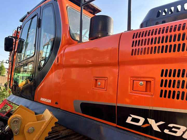 Used Digger DOOSAN DX300 Construction Machinery Construction Digger Used DOOSAN DX300 Cheap Excavator - Bager guseničar: slika 2 Used Digger DOOSAN DX300 Construction Machinery Construction Digger Used DOOSAN DX300 Cheap Excavator - Bager guseničar: slika 2