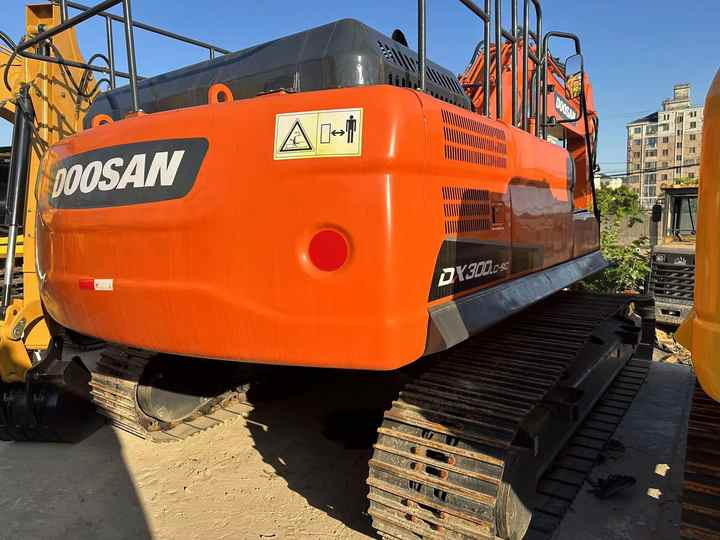 Used Digger DOOSAN DX300 Construction Machinery Construction Digger Used DOOSAN DX300 Cheap Excavator - Bager guseničar: slika 4 Used Digger DOOSAN DX300 Construction Machinery Construction Digger Used DOOSAN DX300 Cheap Excavator - Bager guseničar: slika 4