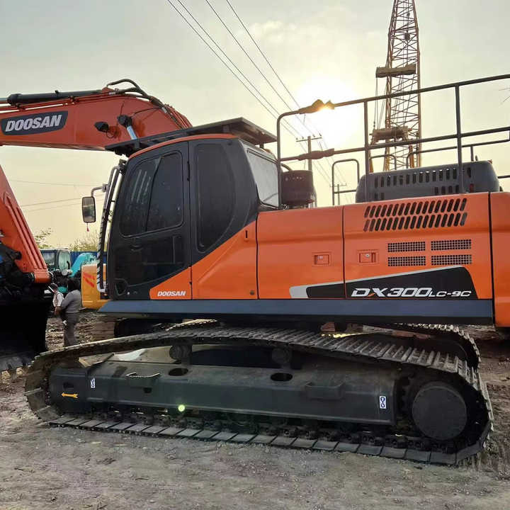 Used Digger DOOSAN DX300 Construction Machinery Construction Digger Used DOOSAN DX300 Cheap Excavator - Bager guseničar: slika 1 Used Digger DOOSAN DX300 Construction Machinery Construction Digger Used DOOSAN DX300 Cheap Excavator - Bager guseničar: slika 1