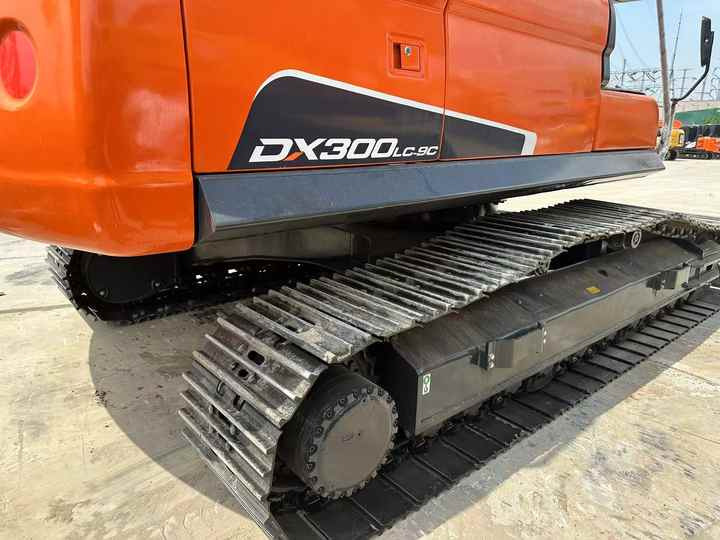 Used Digger DOOSAN DX300 Construction Machinery Construction Digger Used DOOSAN DX300 Cheap Excavator - Bager guseničar: slika 4 Used Digger DOOSAN DX300 Construction Machinery Construction Digger Used DOOSAN DX300 Cheap Excavator - Bager guseničar: slika 4