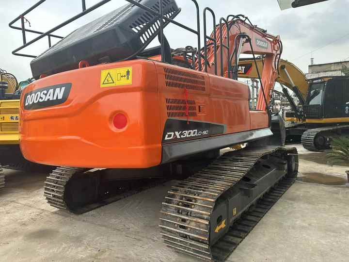Used Digger DOOSAN DX300 Construction Machinery Construction Digger Used DOOSAN DX300 Cheap Excavator - Bager guseničar: slika 2 Used Digger DOOSAN DX300 Construction Machinery Construction Digger Used DOOSAN DX300 Cheap Excavator - Bager guseničar: slika 2