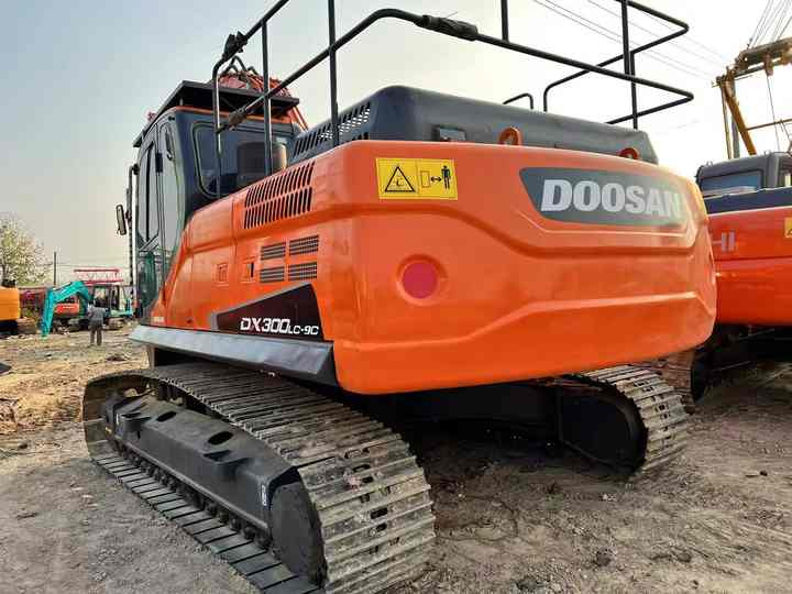Used Digger DOOSAN DX300 Construction Machinery Construction Digger Used DOOSAN DX300 Cheap Excavator - Bager guseničar: slika 5 Used Digger DOOSAN DX300 Construction Machinery Construction Digger Used DOOSAN DX300 Cheap Excavator - Bager guseničar: slika 5