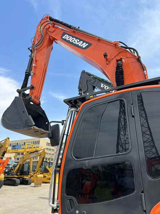 Used Digger DOOSAN DX300 Construction Machinery Construction Digger Used DOOSAN DX300 Cheap Excavator - Bager guseničar: slika 2 Used Digger DOOSAN DX300 Construction Machinery Construction Digger Used DOOSAN DX300 Cheap Excavator - Bager guseničar: slika 2