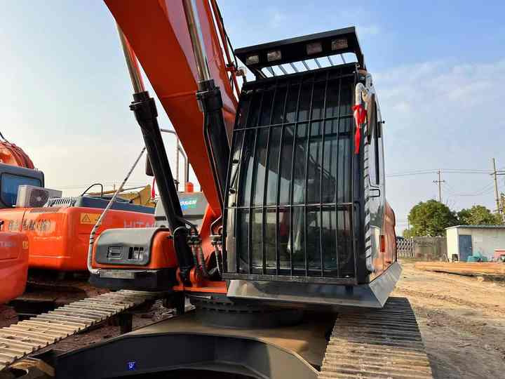 Used Digger DOOSAN DX300 Construction Machinery Construction Digger Used DOOSAN DX300 Cheap Excavator - Bager guseničar: slika 4 Used Digger DOOSAN DX300 Construction Machinery Construction Digger Used DOOSAN DX300 Cheap Excavator - Bager guseničar: slika 4