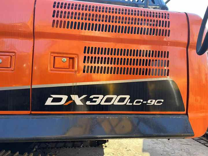 Used Digger DOOSAN DX300 Construction Machinery Construction Digger Used DOOSAN DX300 Cheap Excavator - Bager guseničar: slika 3 Used Digger DOOSAN DX300 Construction Machinery Construction Digger Used DOOSAN DX300 Cheap Excavator - Bager guseničar: slika 3