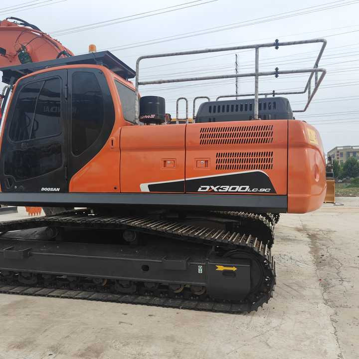 Used Digger DOOSAN DX300 Construction Machinery Construction Digger Used DOOSAN DX300 Cheap Excavator - Bager guseničar: slika 2 Used Digger DOOSAN DX300 Construction Machinery Construction Digger Used DOOSAN DX300 Cheap Excavator - Bager guseničar: slika 2