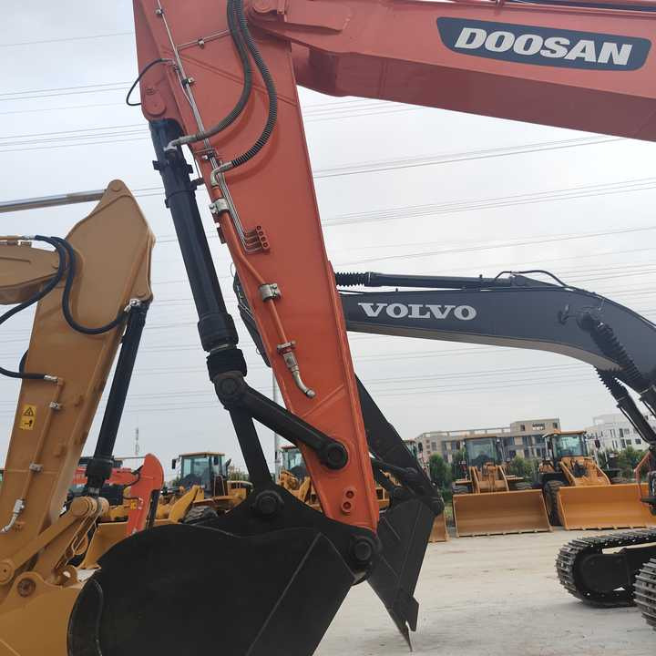 Used Digger DOOSAN DX300 Construction Machinery Construction Digger Used DOOSAN DX300 Cheap Excavator - Bager guseničar: slika 5 Used Digger DOOSAN DX300 Construction Machinery Construction Digger Used DOOSAN DX300 Cheap Excavator - Bager guseničar: slika 5