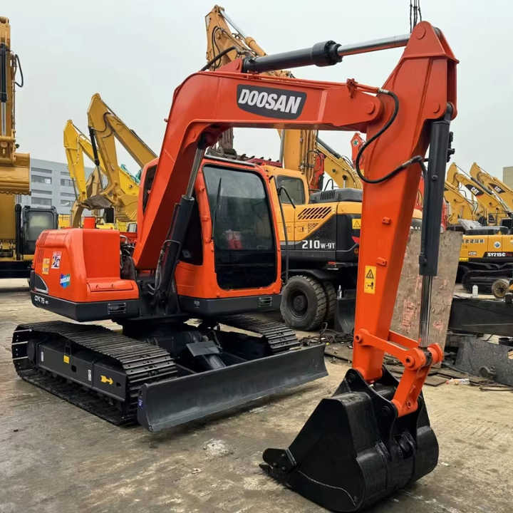 Used Digger DOOSAN DX75 Construction Machinery Construction Digger Used DOOSAN DX75 Cheap Excavator - Bager guseničar: slika 1 Used Digger DOOSAN DX75 Construction Machinery Construction Digger Used DOOSAN DX75 Cheap Excavator - Bager guseničar: slika 1