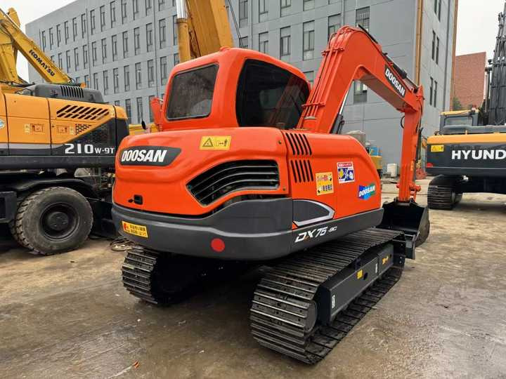 Used Digger DOOSAN DX75 Construction Machinery Construction Digger Used DOOSAN DX75 Cheap Excavator - Bager guseničar: slika 2 Used Digger DOOSAN DX75 Construction Machinery Construction Digger Used DOOSAN DX75 Cheap Excavator - Bager guseničar: slika 2