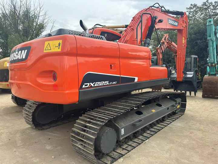 Used Excavator Doosan DX225LC-9 Excavators Mini Equipment Earth Moving Machinery Doosan Digger Excavator for Sale - Bager guseničar: slika 2 Used Excavator Doosan DX225LC-9 Excavators Mini Equipment Earth Moving Machinery Doosan Digger Excavator for Sale - Bager guseničar: slika 2