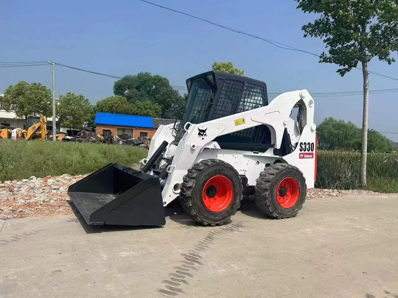 BOBCAT S330 - Mini utovarivač: slika 1 BOBCAT S330 - Mini utovarivač: slika 1