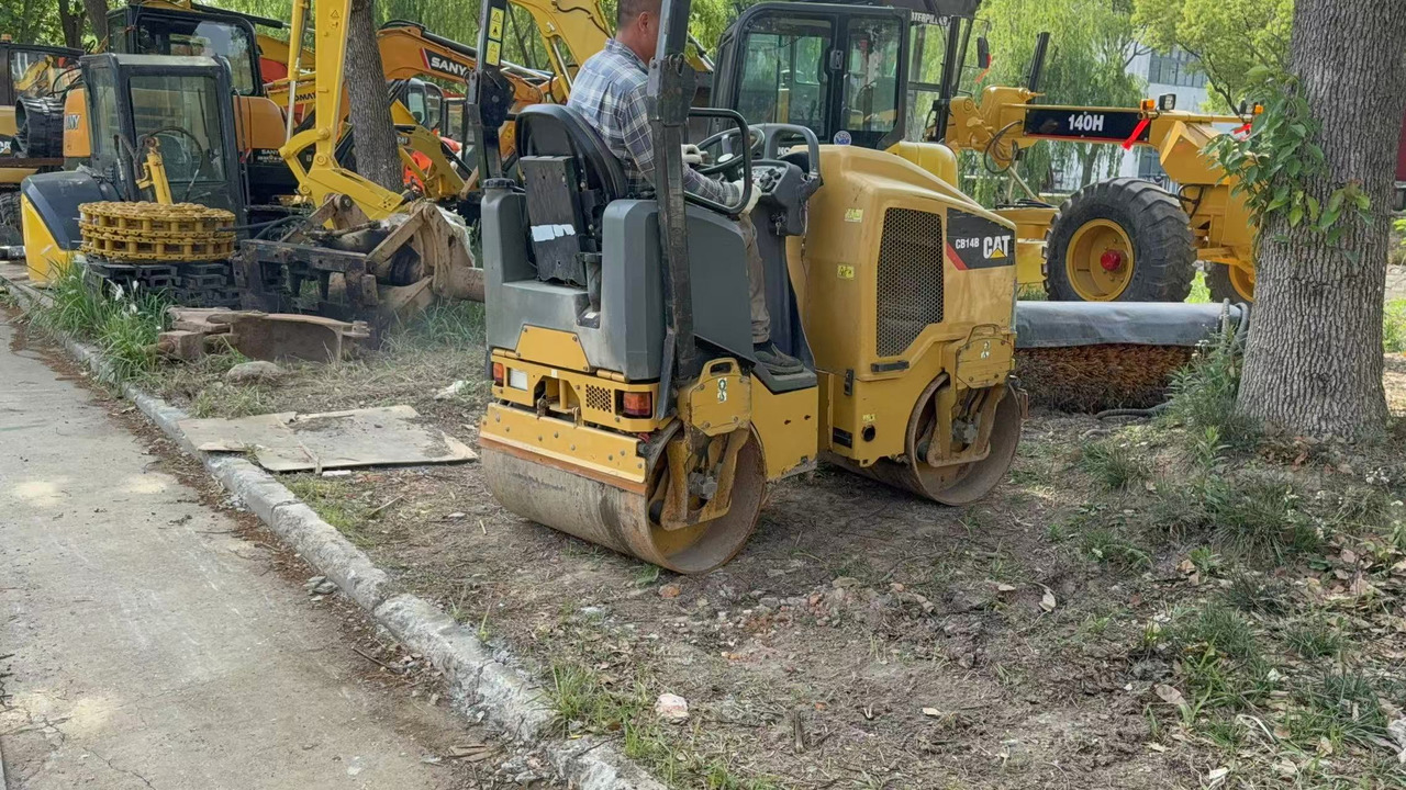 CATERPILLAR CB14B - Valjak za puteve: slika 1 CATERPILLAR CB14B - Valjak za puteve: slika 1