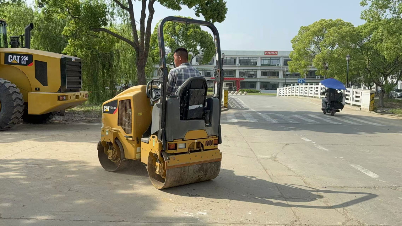 CATERPILLAR CB14B - Valjak za puteve: slika 2 CATERPILLAR CB14B - Valjak za puteve: slika 2
