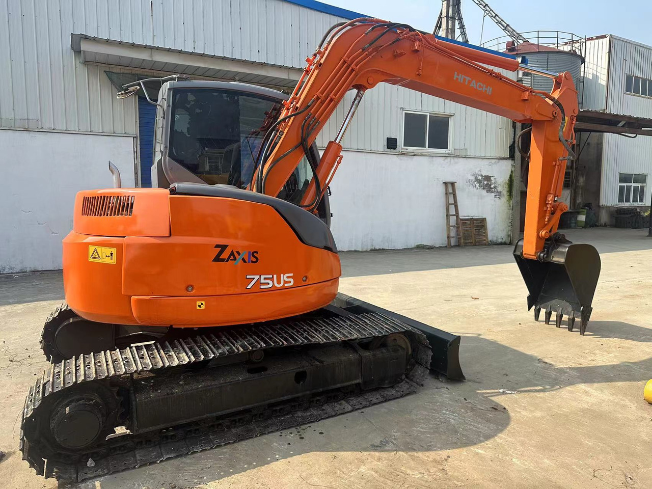 HITACHI ZX75 - Bager guseničar: slika 4 HITACHI ZX75 - Bager guseničar: slika 4