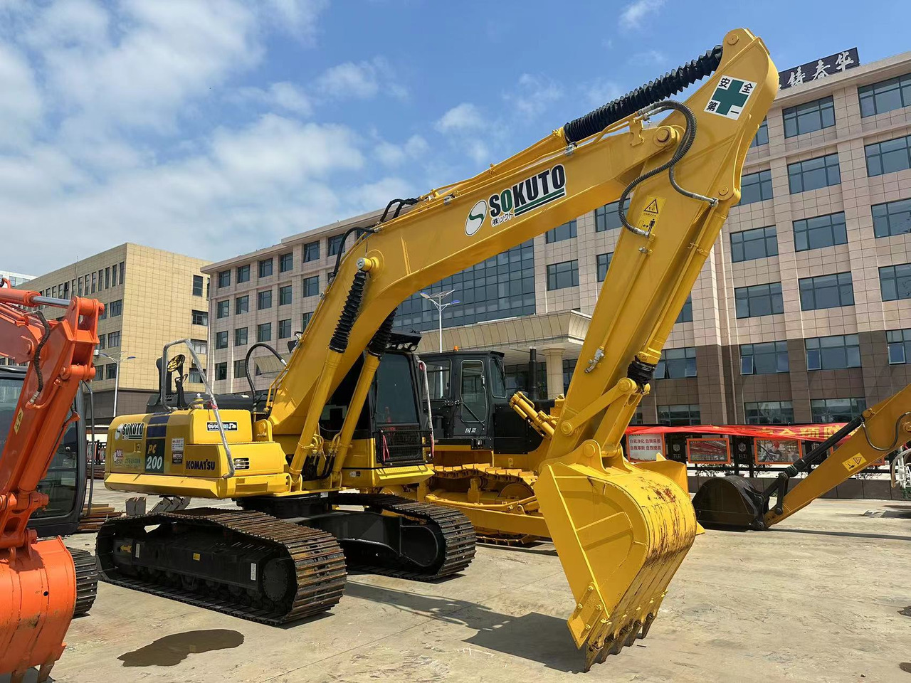 KOMATSU PC200-8N1 - Bager guseničar: slika 2 KOMATSU PC200-8N1 - Bager guseničar: slika 2