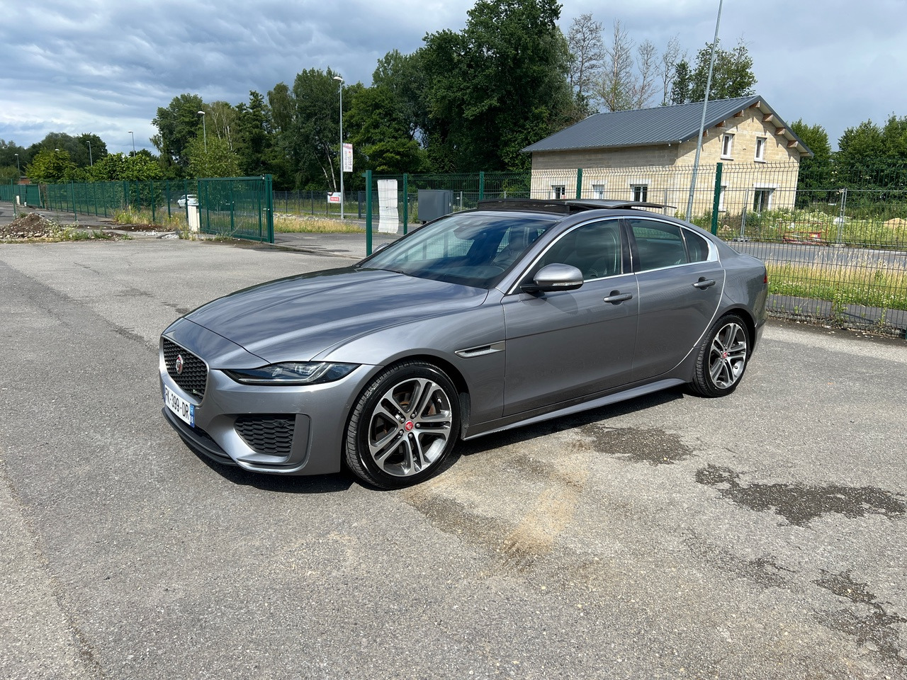 JAGUAR XE 20MY SE R-DYN. 2.0L D 180 BVA8 Cockpit PANO - Limuzina: slika 1 JAGUAR XE 20MY SE R-DYN. 2.0L D 180 BVA8 Cockpit PANO - Limuzina: slika 1