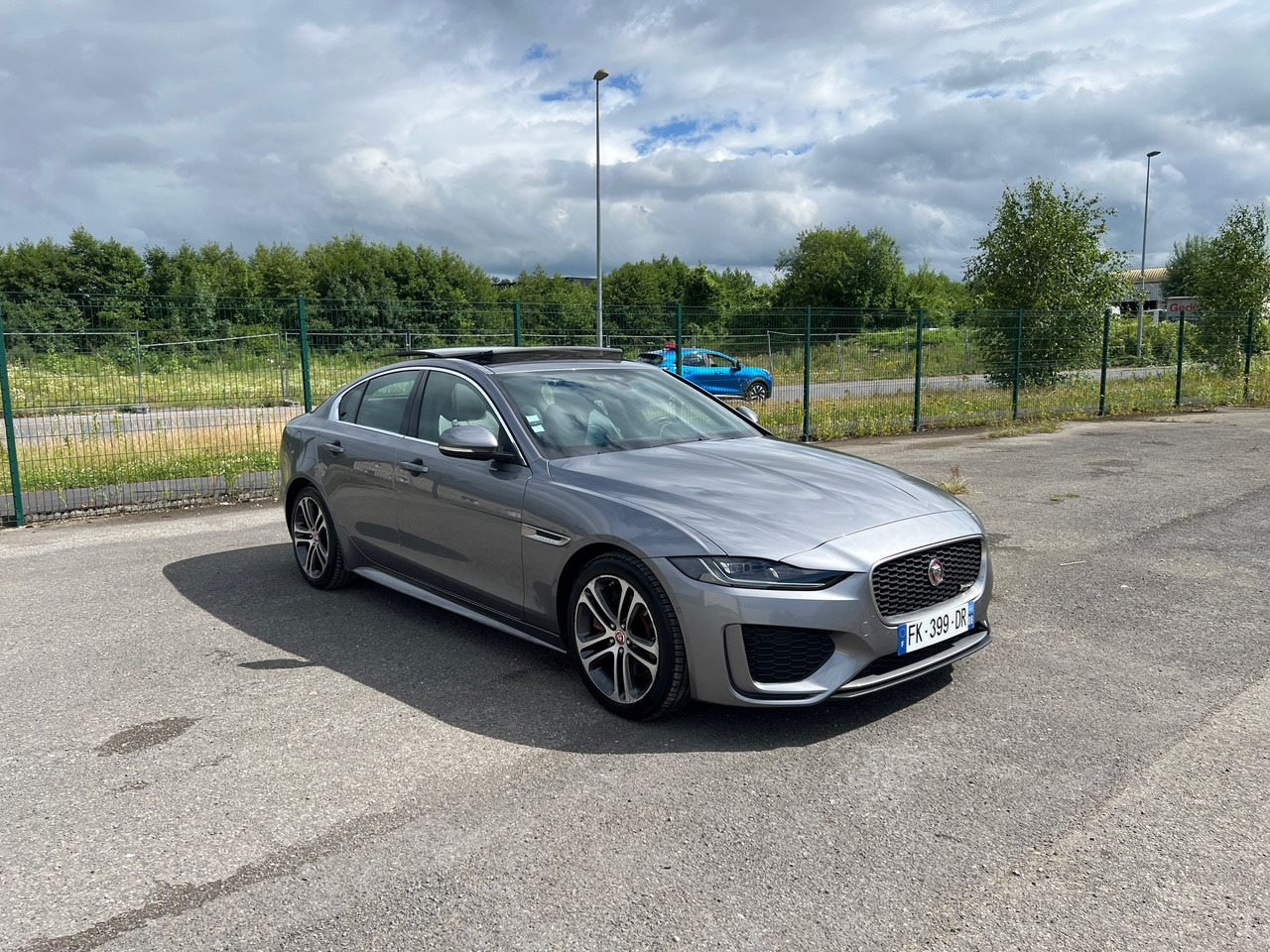 JAGUAR XE 20MY SE R-DYN. 2.0L D 180 BVA8 Cockpit PANO - Limuzina: slika 4 JAGUAR XE 20MY SE R-DYN. 2.0L D 180 BVA8 Cockpit PANO - Limuzina: slika 4