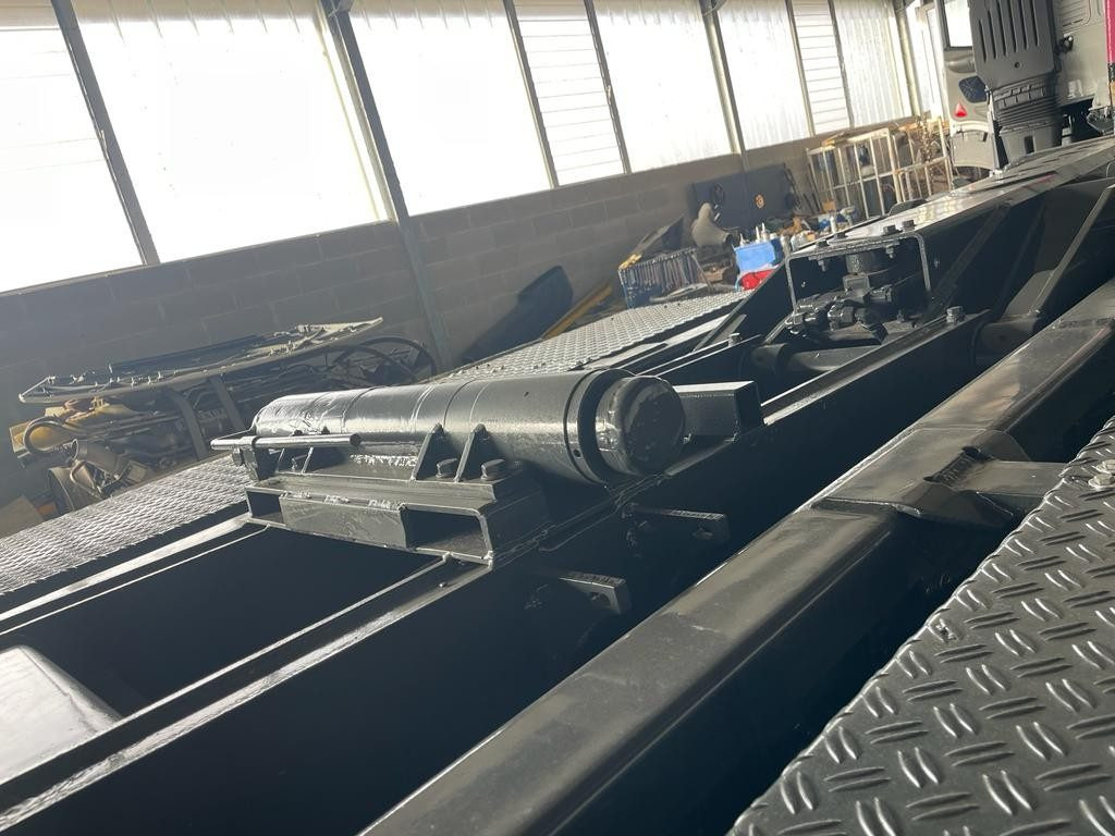 BLOCCAGGIO POSTERIORE INTERNO CON 2 PISTONI - Karoserija i eksterijer za Kamion: slika 1 BLOCCAGGIO POSTERIORE INTERNO CON 2 PISTONI - Karoserija i eksterijer za Kamion: slika 1