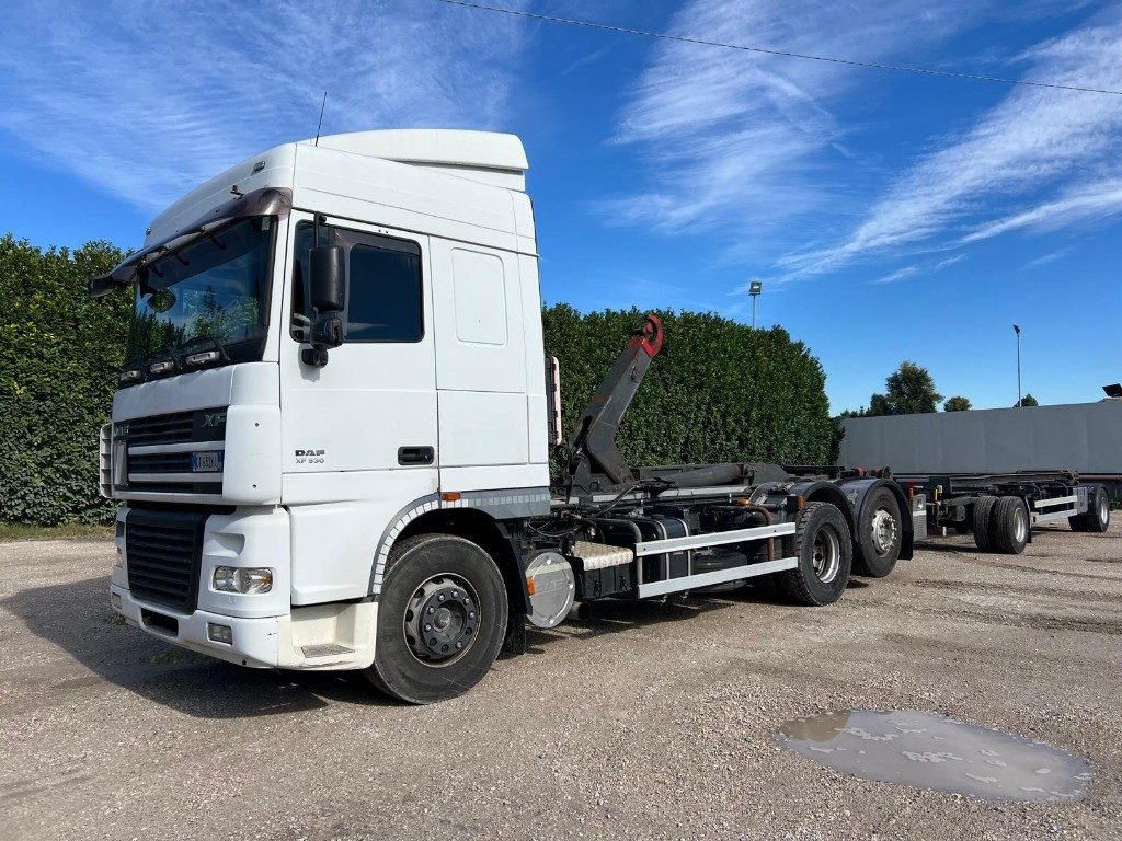 DAF XF530 SCARRABILE - Kamion sa hidrauličnom kukom: slika 1 DAF XF530 SCARRABILE - Kamion sa hidrauličnom kukom: slika 1