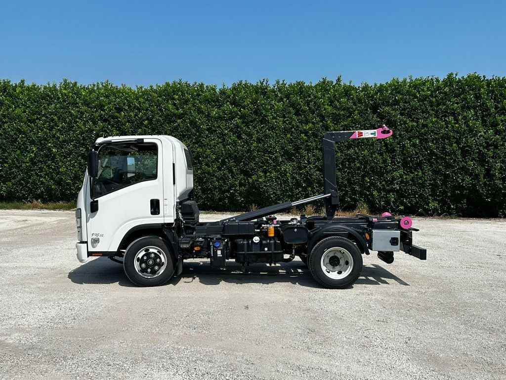 ISUZU P75 NUOVO SCARRABILE - Kamion sa hidrauličnom kukom: slika 2 ISUZU P75 NUOVO SCARRABILE - Kamion sa hidrauličnom kukom: slika 2