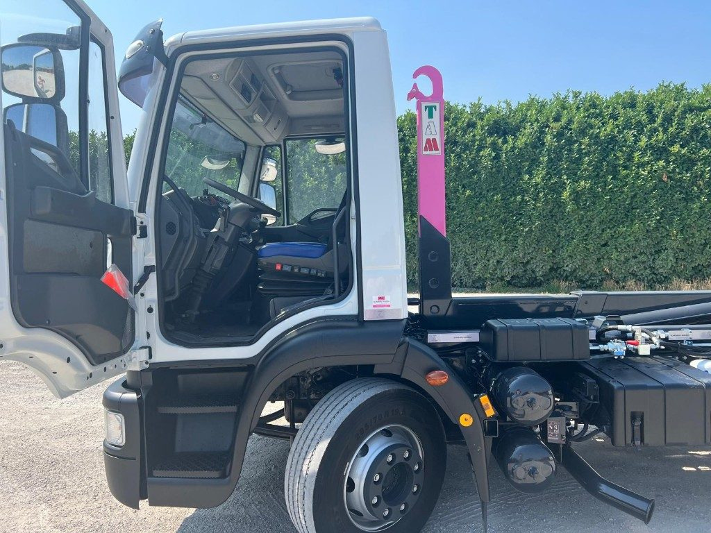 IVECO EUROCARGO 140E25 SCARRABILE - Kamion sa hidrauličnom kukom: slika 4 IVECO EUROCARGO 140E25 SCARRABILE - Kamion sa hidrauličnom kukom: slika 4
