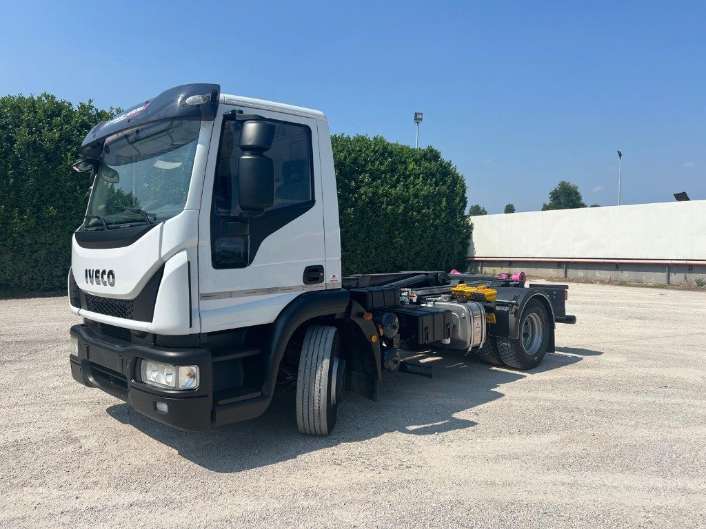 IVECO EUROCARGO 140E25 SCARRABILE - Kamion sa hidrauličnom kukom: slika 1 IVECO EUROCARGO 140E25 SCARRABILE - Kamion sa hidrauličnom kukom: slika 1