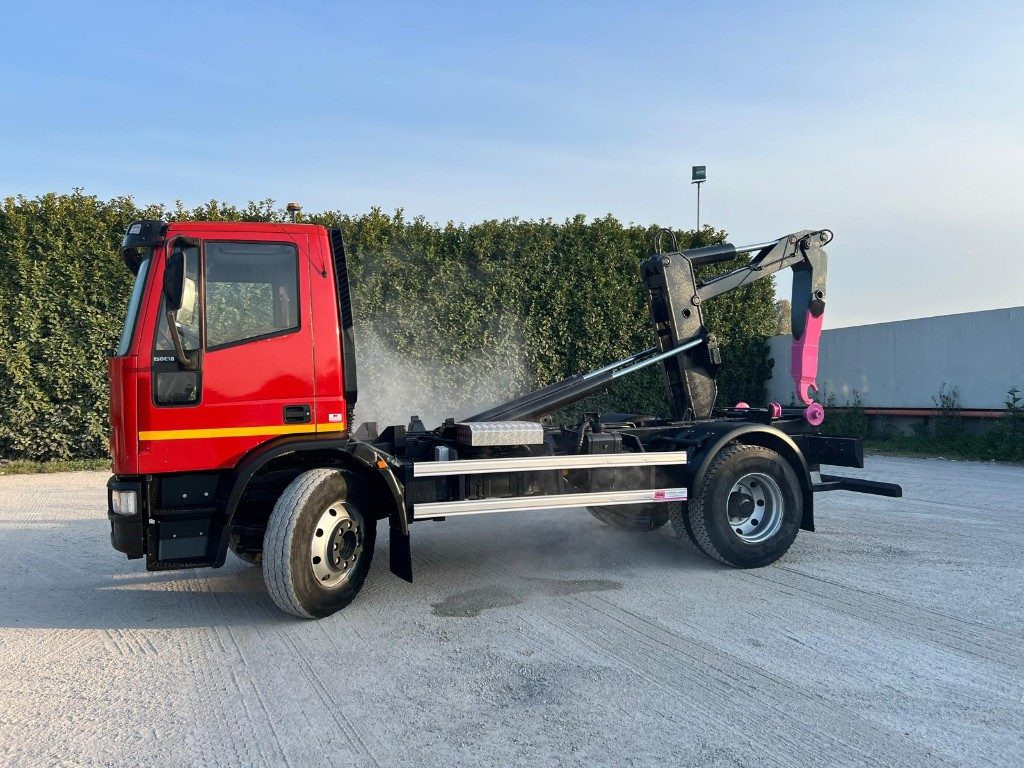 IVECO EUROCARGO 150E18K SCARRABILE - Kamion sa hidrauličnom kukom: slika 2 IVECO EUROCARGO 150E18K SCARRABILE - Kamion sa hidrauličnom kukom: slika 2