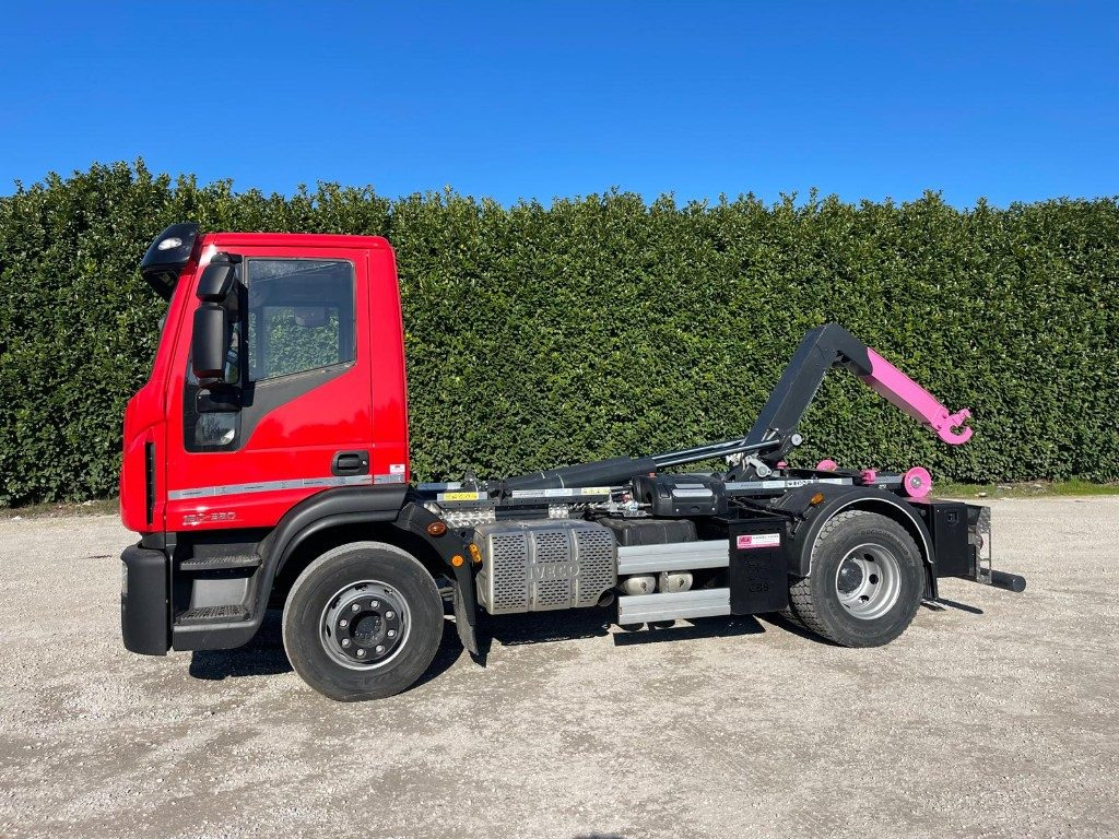 IVECO EUROCARGO 160E SCARRABILE - Kamion sa hidrauličnom kukom: slika 2 IVECO EUROCARGO 160E SCARRABILE - Kamion sa hidrauličnom kukom: slika 2