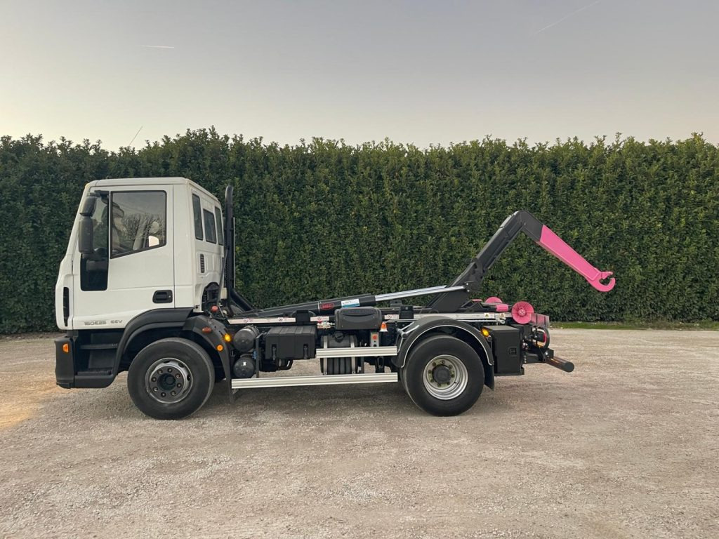 IVECO EUROCARGO 160E25 SCARRABILE - Kamion sa hidrauličnom kukom: slika 4 IVECO EUROCARGO 160E25 SCARRABILE - Kamion sa hidrauličnom kukom: slika 4