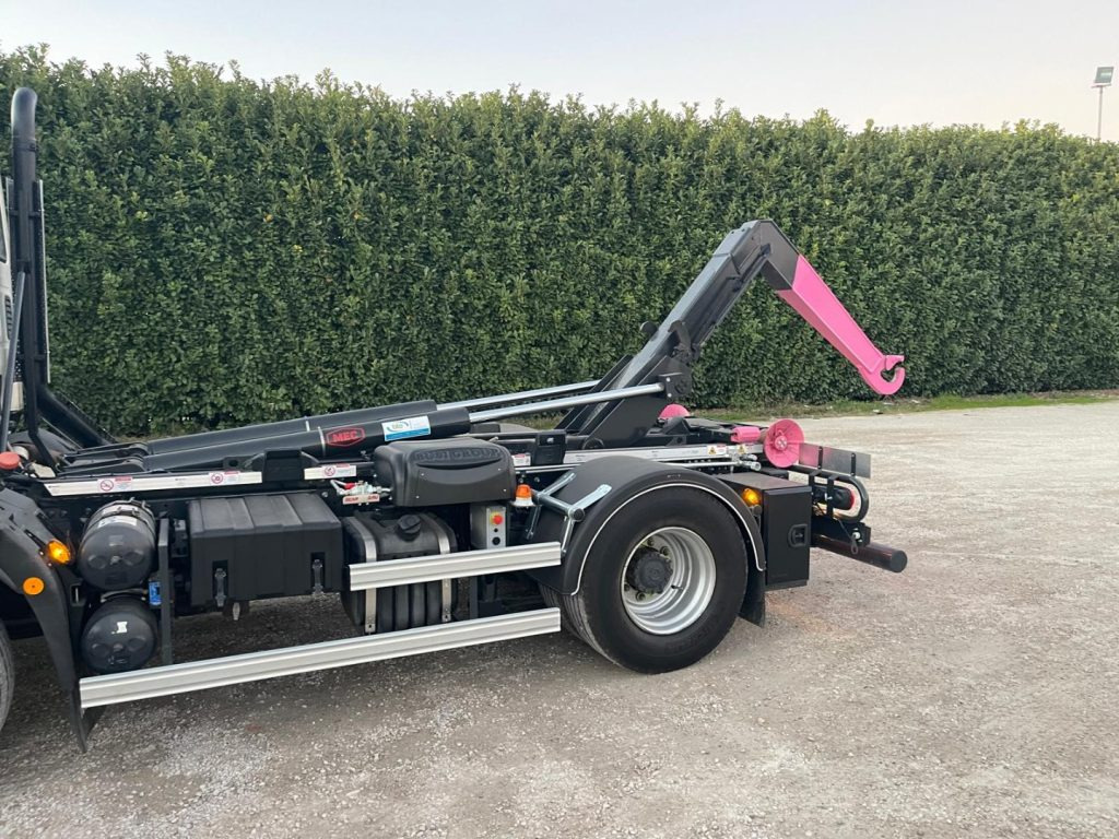 IVECO EUROCARGO 160E25 SCARRABILE - Kamion sa hidrauličnom kukom: slika 3 IVECO EUROCARGO 160E25 SCARRABILE - Kamion sa hidrauličnom kukom: slika 3