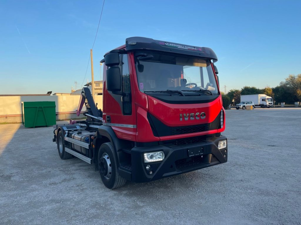 IVECO EUROCARGO 160E32 CON SCARRABILE NUOVO - Kamion sa hidrauličnom kukom: slika 3 IVECO EUROCARGO 160E32 CON SCARRABILE NUOVO - Kamion sa hidrauličnom kukom: slika 3