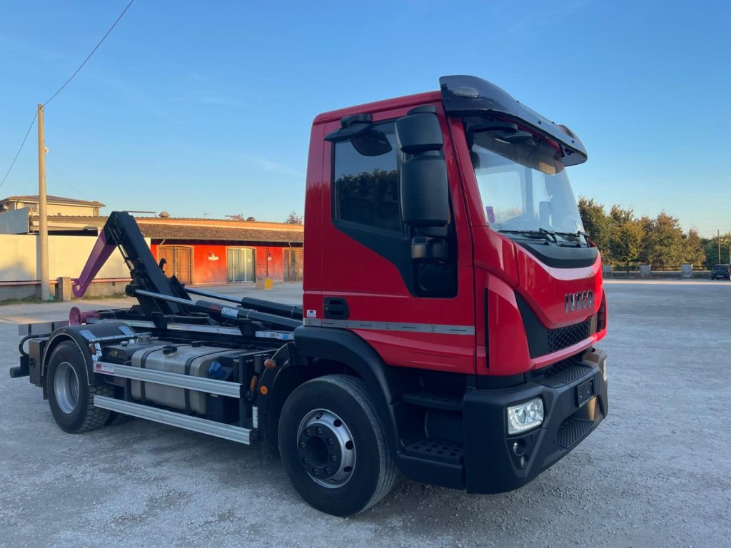 IVECO EUROCARGO 160E32 CON SCARRABILE NUOVO - Kamion sa hidrauličnom kukom: slika 2 IVECO EUROCARGO 160E32 CON SCARRABILE NUOVO - Kamion sa hidrauličnom kukom: slika 2