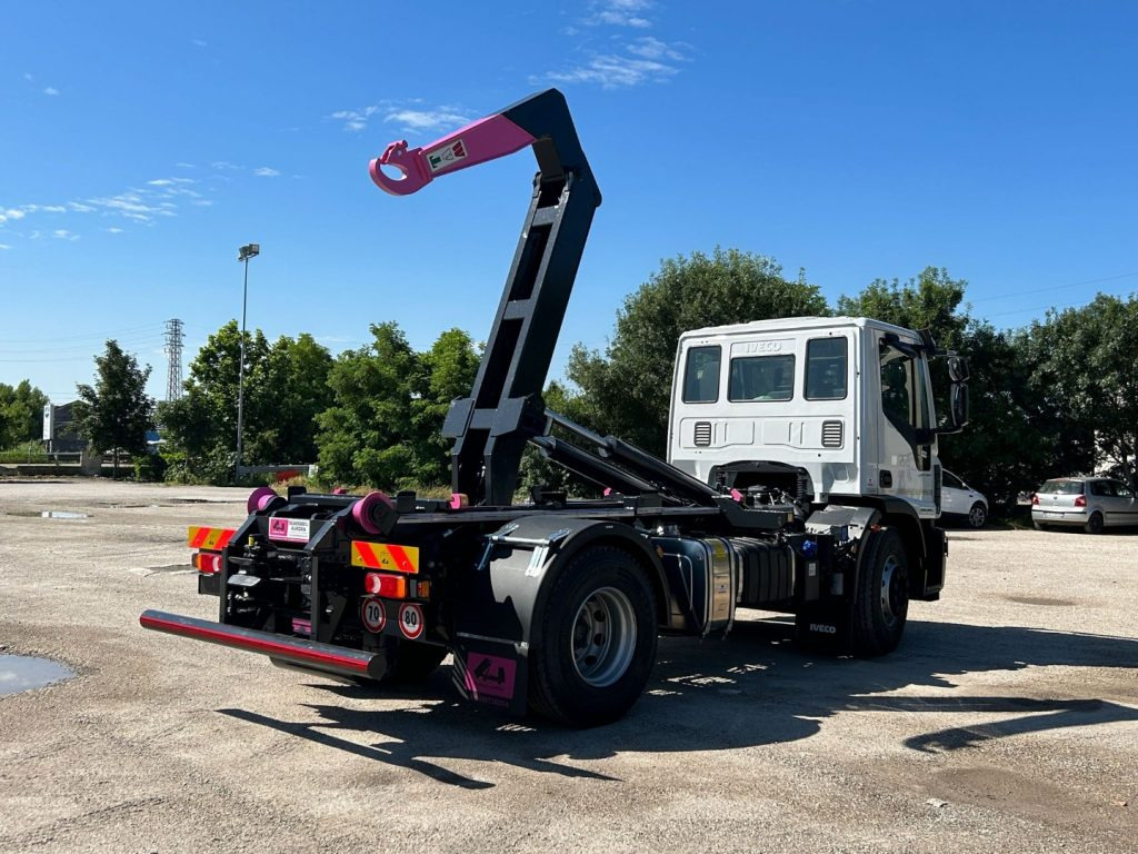 IVECO EUROCARGO 180E32K NUOVO SCARRABILE - Kamion sa hidrauličnom kukom: slika 5 IVECO EUROCARGO 180E32K NUOVO SCARRABILE - Kamion sa hidrauličnom kukom: slika 5