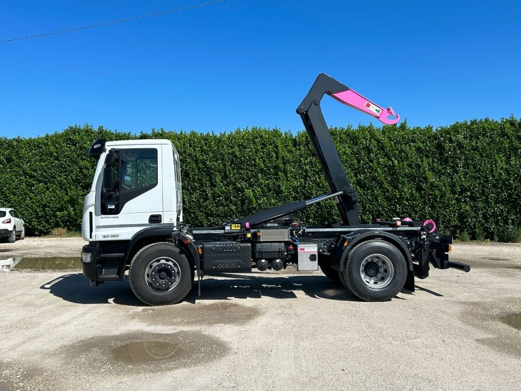 IVECO EUROCARGO 180E32K NUOVO SCARRABILE - Kamion sa hidrauličnom kukom: slika 3 IVECO EUROCARGO 180E32K NUOVO SCARRABILE - Kamion sa hidrauličnom kukom: slika 3