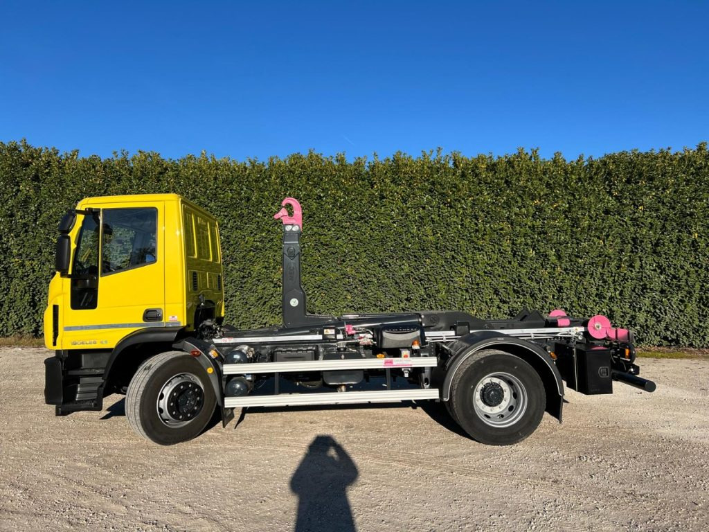 IVECO EUROCARGO 180EL28 SCARRABILE - Kamion sa hidrauličnom kukom: slika 3 IVECO EUROCARGO 180EL28 SCARRABILE - Kamion sa hidrauličnom kukom: slika 3