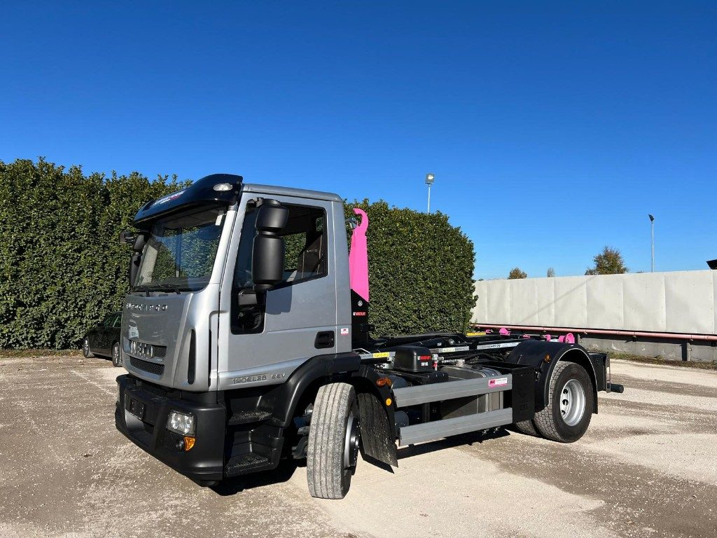 IVECO EUROCARGO 180EL28 SCARRABILE - Kamion sa hidrauličnom kukom: slika 1 IVECO EUROCARGO 180EL28 SCARRABILE - Kamion sa hidrauličnom kukom: slika 1