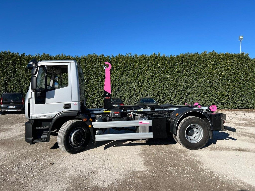IVECO EUROCARGO 180EL28 SCARRABILE - Kamion sa hidrauličnom kukom: slika 3 IVECO EUROCARGO 180EL28 SCARRABILE - Kamion sa hidrauličnom kukom: slika 3